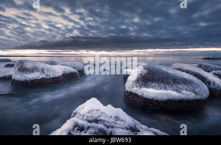 Malerische Landschaft mit Meer und Sonnenuntergang im Winter in felsigen Küste Stockfoto