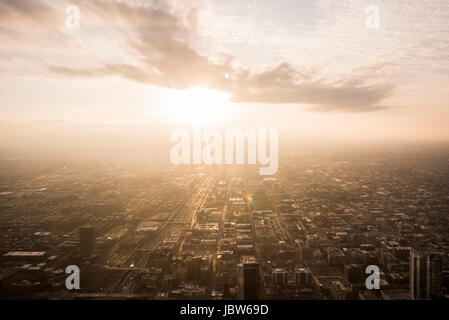 Blick auf den Sonnenuntergang über Chicago aus dem Skydeck, Chicago, Illinois, USA Stockfoto