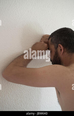 Deprimiert mittleren Eatsern Mann an die Wand gelehnt Stockfoto