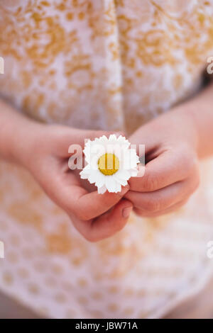 Blick auf Mädchen, die Daisy Blume beschnitten Stockfoto