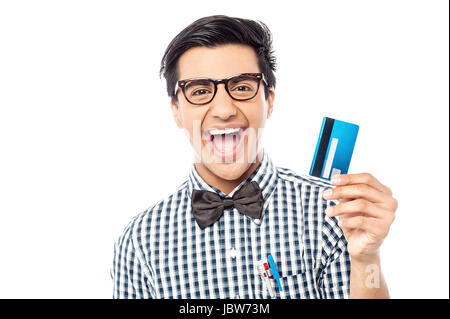 Junger fröhlicher Mensch zeigt seine Kreditkarte, Kamera Stockfoto