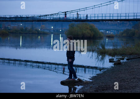 Junger Mann von der Fußgängerbrücke, Tschussowskoj, Russland Stockfoto