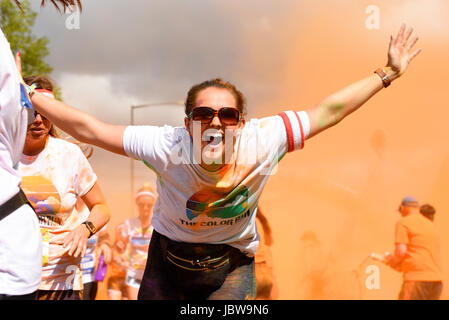 Color Run London, im Wembley Park. Besprüht, mit farbigem Pulver geduscht Stockfoto