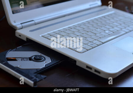 Nahaufnahme eines White-Laptops mit CD-ROM Board offen Stockfoto