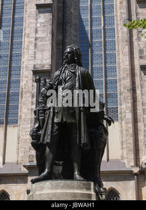 Das Neues Bach-Denkmal Sinn neue Bach-Denkmal steht seit 1908 vor der Kirche St. Thomas-Kirche von Johann Sebastian Bach in Leipzig Deutschland begraben Stockfoto