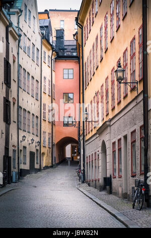 STOCKHOLM, Schweden - 14. Oktober 2016: Ansicht von schmalen und idyllischen Straße mit bunten Gebäuden in Gamla Stan. Die Altstadt in Stockholm, Schweden. CL Stockfoto