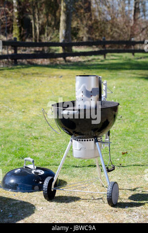 mit einer Kaffeemaschine Grill mit einem Feuerzeug auf der Oberseite zum Grillen bereit Stockfoto