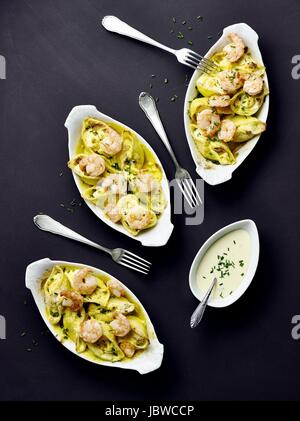 Gefüllte Pasta Muscheln mit Garnelen Stockfoto