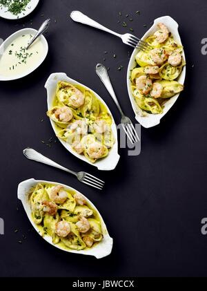 Gefüllte Pasta Muscheln mit Garnelen Stockfoto