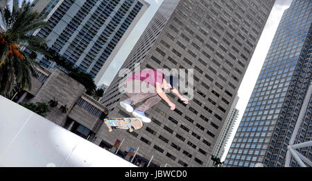 Skateboarden auf Bayfront Park in Miami Downtown, Florida, USA Stockfoto