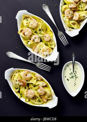 Gefüllte Pasta Muscheln mit Garnelen Stockfoto