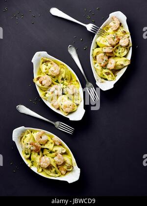 Gefüllte Pasta Muscheln mit Garnelen Stockfoto