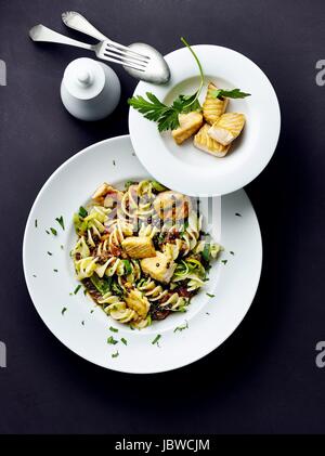 Nudeln mit Linsen und Lachs Stockfoto