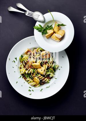 Nudeln mit Linsen und Lachs Stockfoto