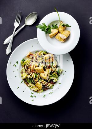 Nudeln mit Linsen und Lachs Stockfoto