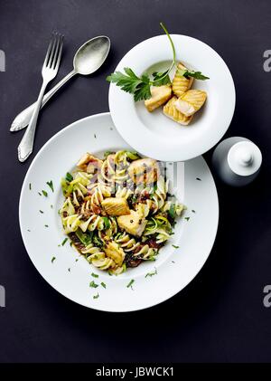 Nudeln mit Linsen und Lachs Stockfoto