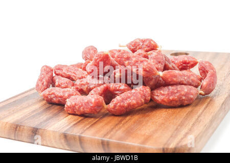 Ein Haufen Mini Salamis auf Holzbrett Stockfoto