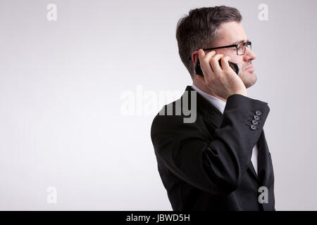 eine elegante Businesman hören sein Handy während der gerade irgendwo in der Zukunft Stockfoto