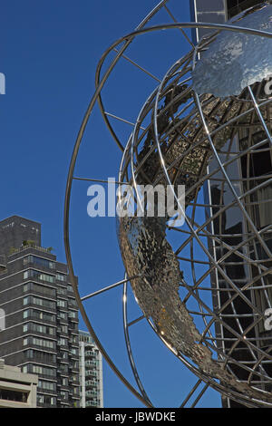 NEW YORK CITY - 21. September: Trump International - eine riesige Edelstahl Skelett Globus der Welt wurde am Bug des Standortes, Frontmann von Columbus Circle gelegt. 21. September 2012 in New York City. Stockfoto