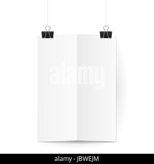 Weißes Blatt Papier gefaltet in zwei hängt an zwei schwarze Binder clips Stockfoto