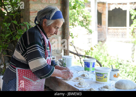 Frau hinter traditionellen georgisches Brot, Tbilissi, Georgien Stockfoto