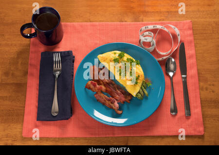 Horizontale Essen Schuss Spargel Omelette, Speck, Kaffee und ein Maßband Stockfoto