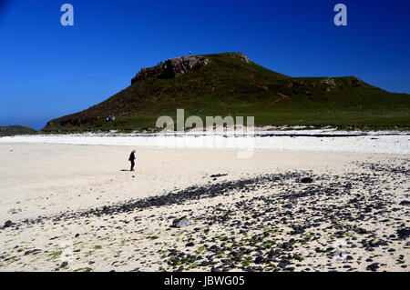 Einsame Frau Wallking auf Coral Beach in der Nähe von Claigan, Dunvagan, Isle Of Skye, Schottland, Vereinigtes Königreich Stockfoto