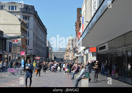 GLASGOW, Schottland - 3. Mai 2017: eine Fußgängerzone Einkaufsstraße Argylle Street mit dem Glas ummauerten Eisenbahnbrücke, die Hielanman Dach, Stockfoto