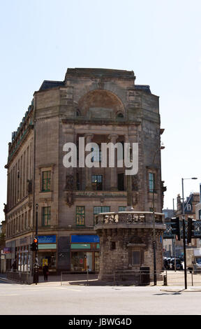 GLASGOW, Schottland - 3. Mai 2017: The Mercat Liegenschaft (Baujahr 1928-33) mit dem Mercat (Markt) Kreuz davor stehen auf der Gallowgate bei Glasgow C Stockfoto