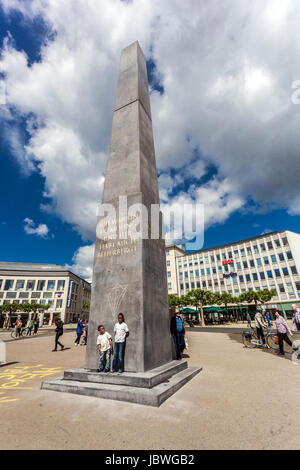 Documenta Kassel Deutschland, neuer Obelisk des US-Künstlers Olu Oguibe auf dem Königsplatz, Kassel, Hessen, Deutschland Stockfoto