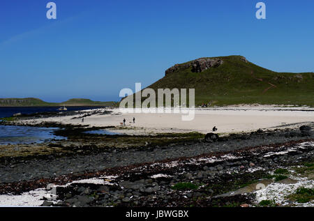 Menschen Wallking auf Coral Beach in der Nähe von Claigan, Dunvagan, Isle Of Skye, Schottland, Vereinigtes Königreich Stockfoto