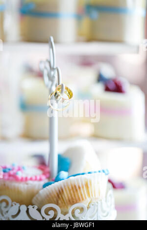 Details der Hochzeit Tag - zwei schöne goldene Hochzeit Ringe wartet auf den moment Stockfoto