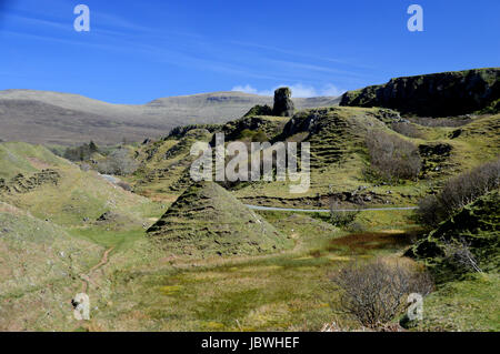 Die felsigen Turmburg Ewen & Kegel geformt Hügelchen in Fairy Glen in der Nähe von Uig, Isle Of Skye, North West Schottisches Hochland, Schottland, Vereinigtes Königreich. Stockfoto
