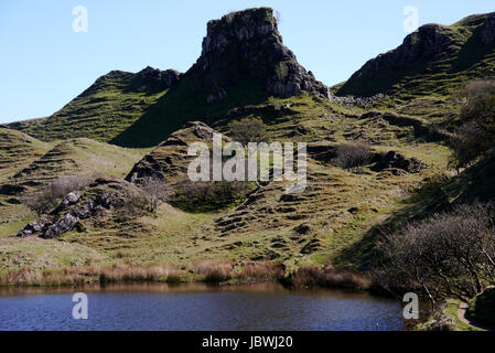 Die felsigen Turmburg Ewen & Kegel geformt Hügelchen in Fairy Glen in der Nähe von Uig, Isle Of Skye, North West Schottisches Hochland, Schottland, Vereinigtes Königreich. Stockfoto