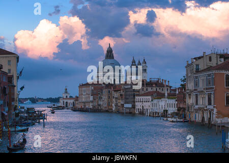 Blick auf den Canal Grande bei Sonnenuntergang von der Accademia-Brücke. Stockfoto