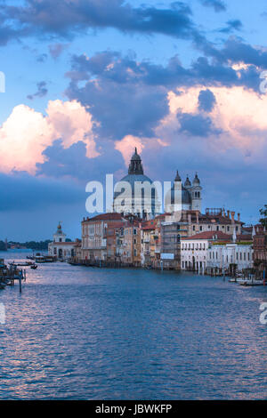 Blick auf den Canal Grande bei Sonnenuntergang von der Accademia-Brücke. Stockfoto