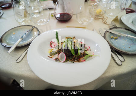 Arancini-Trüffel-Risotto mit Spargel-Kräuter und Pilze von "Großen" Andrew Walker, Starkoch, an einer Hochzeit Frühstück, Chigwell, Essex, England Stockfoto