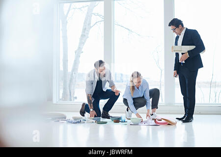 Interior Design team, Vermittlung von Keramiken und Textilien auf Design-Studio-Boden Stockfoto