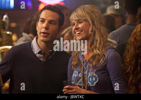 21 & über 2013 Relativity Media Film mit Sarah Wright und Skylar Astin Stockfoto