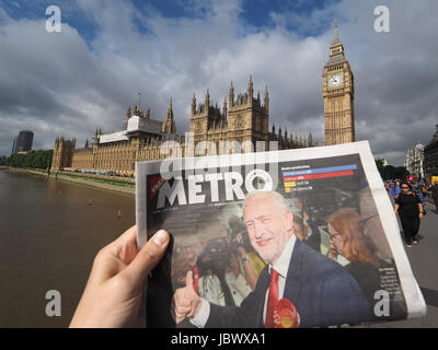 LONDON, UK - 9. Juni 2017: Zeitungen zeigt Jeremy Corbyn (Labour Party) vor den Houses of Parliament am Folgetag der 8 Juni allgemeine Stockfoto