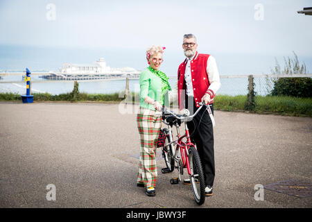 Porträt der 50er Jahre Vintage-Stil Paar mit Tandem-Fahrrad an Küste Stockfoto