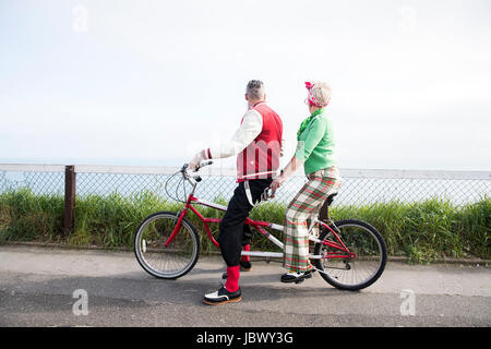 50er Jahre Vintage-Stil paar Blick vom Tandem-Fahrrad an Küste Stockfoto