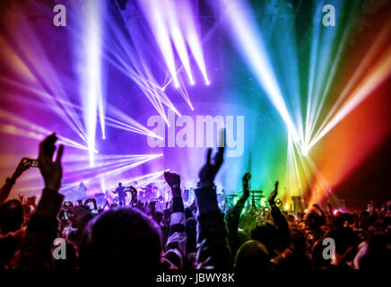 Glücklich junge Menschen Spaß am Rock-Konzert im Nachtclub, bunt leuchtende Lichter, Unterhaltungsmusik, Party Konzept genießen Stockfoto