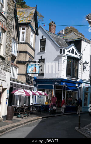 Eines der Hauptdurchgangsstraße schmale Straßen, Vorderstraße in Fowey in Cornwall, Großbritannien Stockfoto