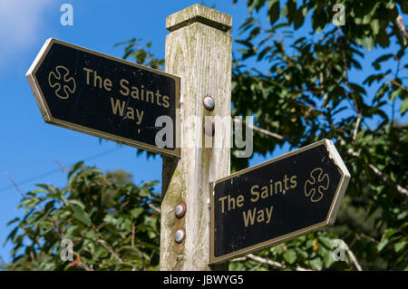 Ein Schild, der Saints Way Coastal Footpath, ist ein alter 27 Meilen langer Weg von Padstow in North Cornwall nach Fowey in South Cornwall, Großbritannien. Früh Chri Stockfoto