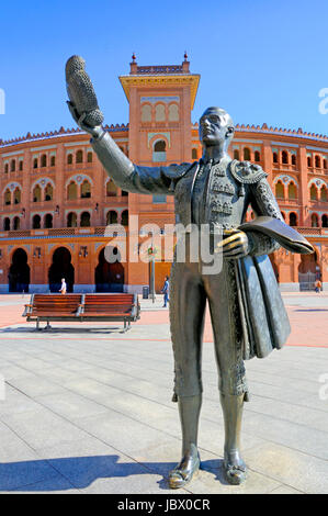 Madrid, Spanien. Stierkampfarena Las Ventas / Plaza de Toros. Staue von matador Stockfoto