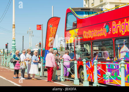 Sightseeing-Bus. Ältere Touristen einsteigen in den open Top Sightseeingbus auf der Küstenstraße in Brighton. East Sussex, England, UK. Stockfoto