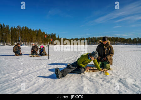 Eis Angeln, Kangos, Lappland, Schweden Stockfoto