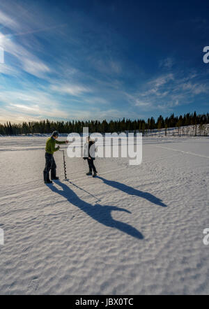 Eis Angeln, Kangos, Lappland, Schweden Stockfoto