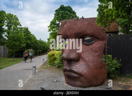 Canterbury, Kent, England - 15. Mai 2017: Die Maske oder Schott Kunst von Rick Kirby erstellt, der britische Bildhauer außerhalb Marlowe Theatre sitzen. Stockfoto